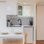 Charming Renovated And Bright In The Center