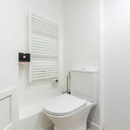 Charming Renovated And Bright In The Center *