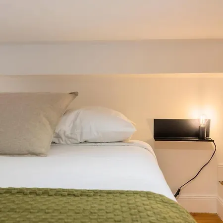 Charming Renovated And Bright In The Center 아파트 *