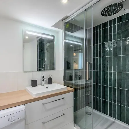 Charming Renovated And Bright In The Center 아파트