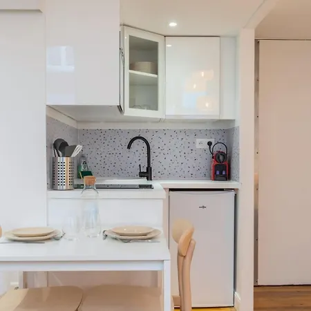 Charming Renovated And Bright In The Center