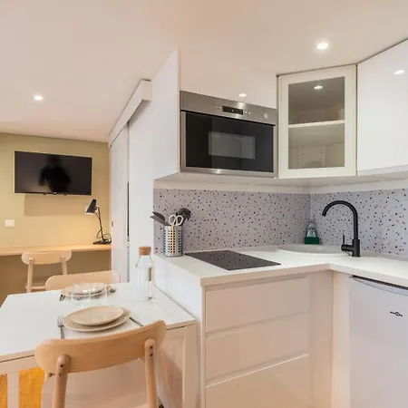 Charming Renovated And Bright In The Center