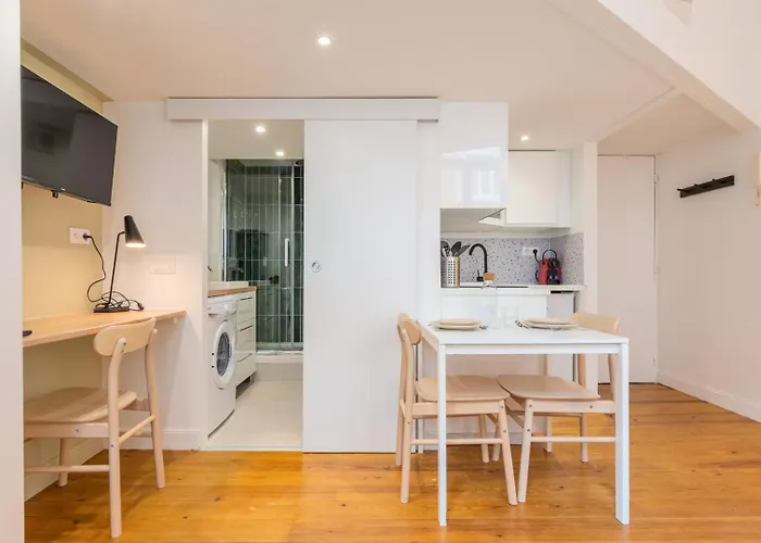 Charming Renovated And Bright In The Center