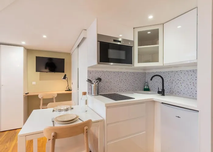 Charming Renovated And Bright In The Center