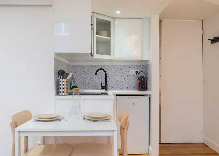 Charming Renovated And Bright In The Center