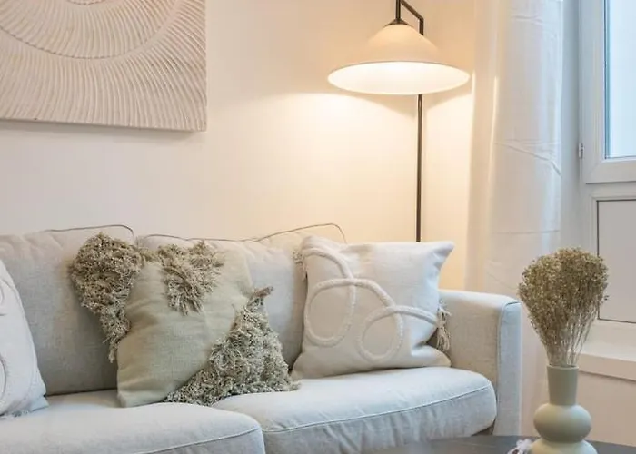 Charming Renovated And Bright In The Center *